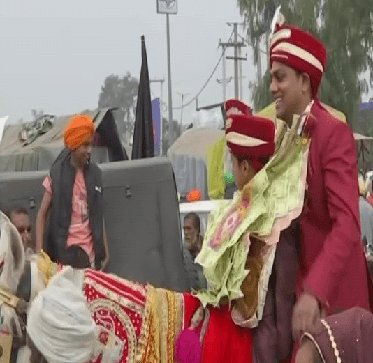 Kisan Andolan News: सिंघु बॉर्डर पर दिखा अनोखा नजारा, जब बाराती बन जमकर झूमे प्रदर्शन कर रहे किसान, जानें क्या है मामला