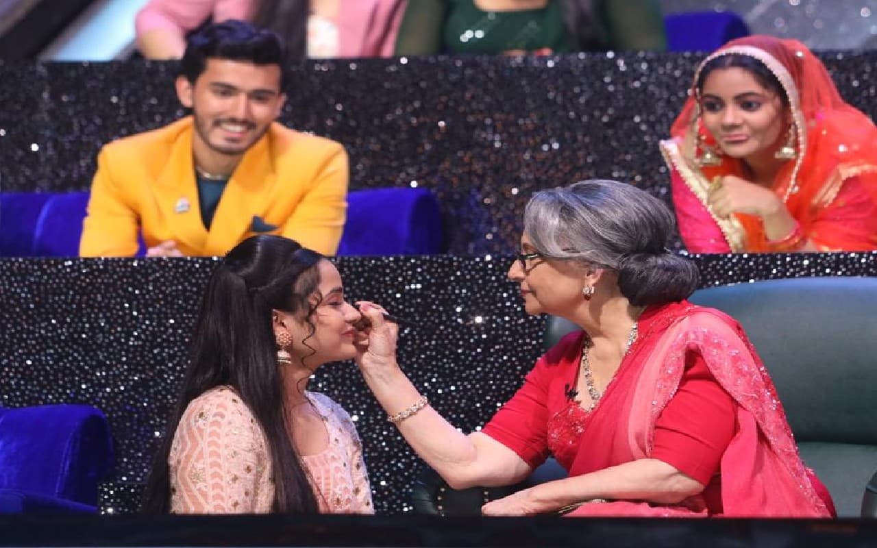 Indian Idol 13: शर्मिला टैगोर ने इस कंटेस्टेंट का किया आई मेकअप, इस हफ्ते शो में ल���ाएंगी चार-चांद