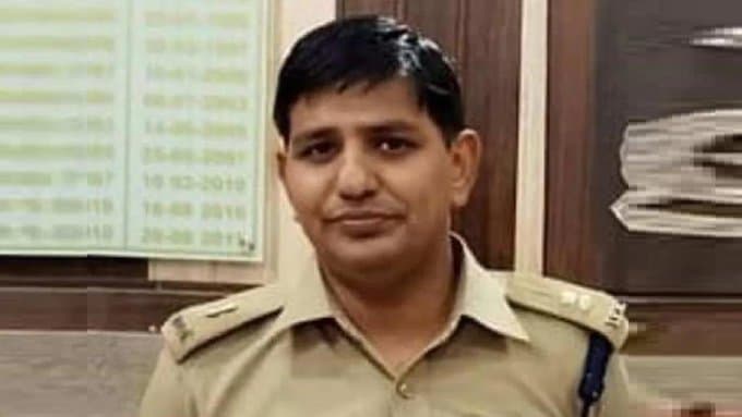 IPS मणिलाल पाटीदार ने किया एंटीकरप्शन कोर्ट में सरेंडर, 14 दिन की न्यायिक हिरासत में भेजे गये IPS मणिलाल पाटीदार ने किया एंटीकरप्शन कोर्ट में सरेंडर, 14 दिन की न्यायिक हिरासत में भेजे गये