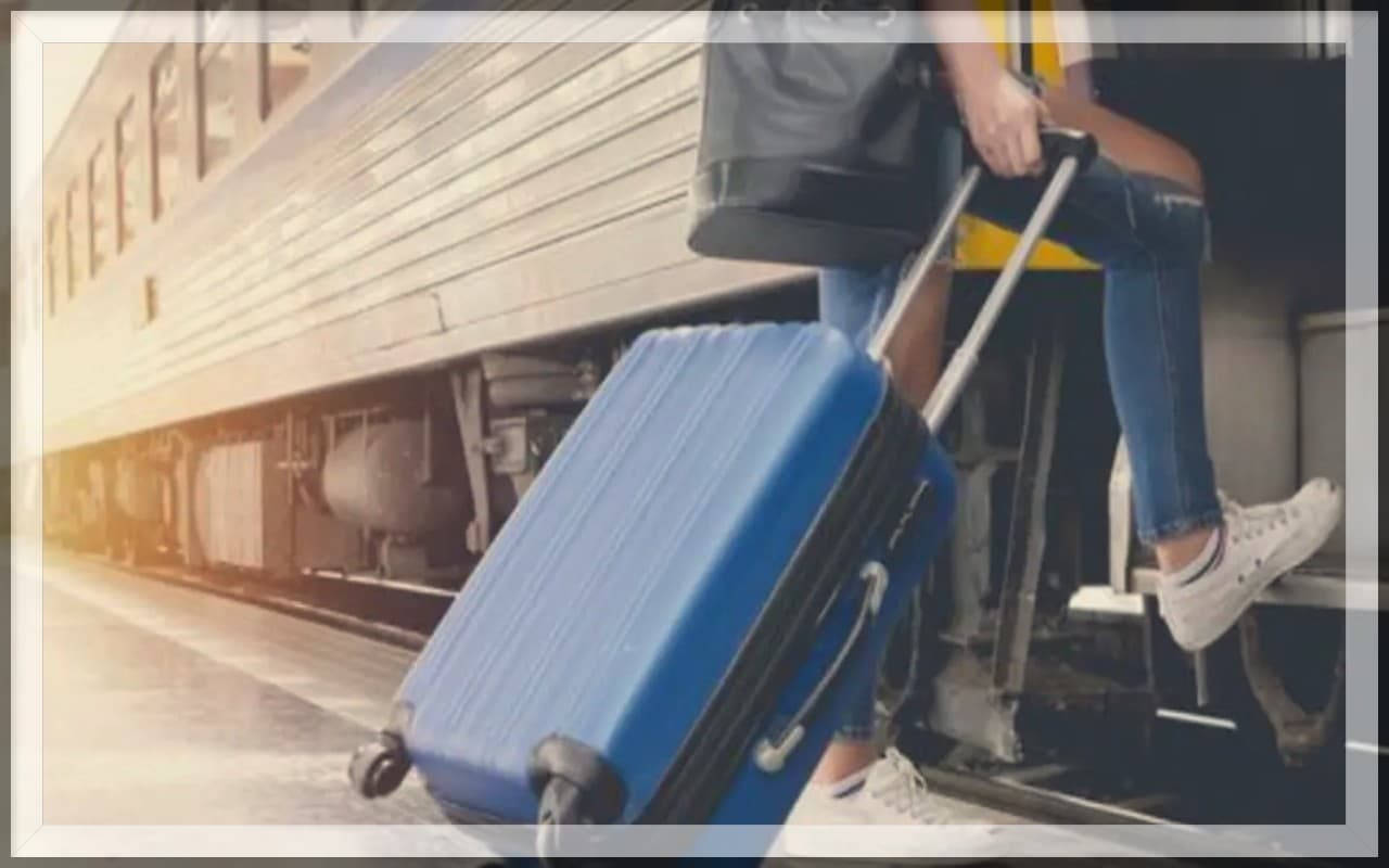 ट्रेन में सफर करते समय कितना लगेज रख सकते हैं साथ ? यात्रा से पहले जान लें ये नियम नहीं तो होगी परेशानी