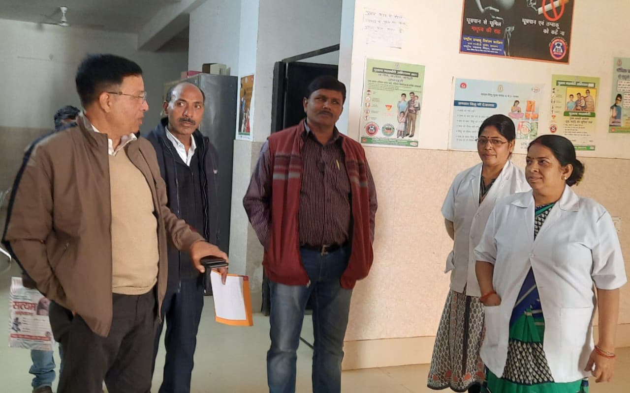 Jharkhand News: चतरा के इटखोरी CHC से डॉक्टर्स समेत कई कर्मी गायब, फार्मासिस्ट की जगह ANM देती है दवा