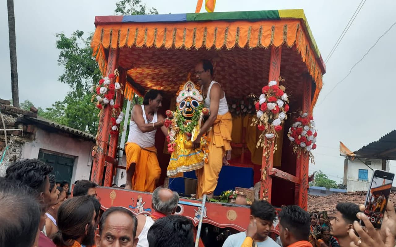 PHOTOS: मौसीबाड़ी से भाई-बहन के साथ प्रभु जगन्नाथ निकले अपने धाम, कोल्हान के भक्तों में उल्लास