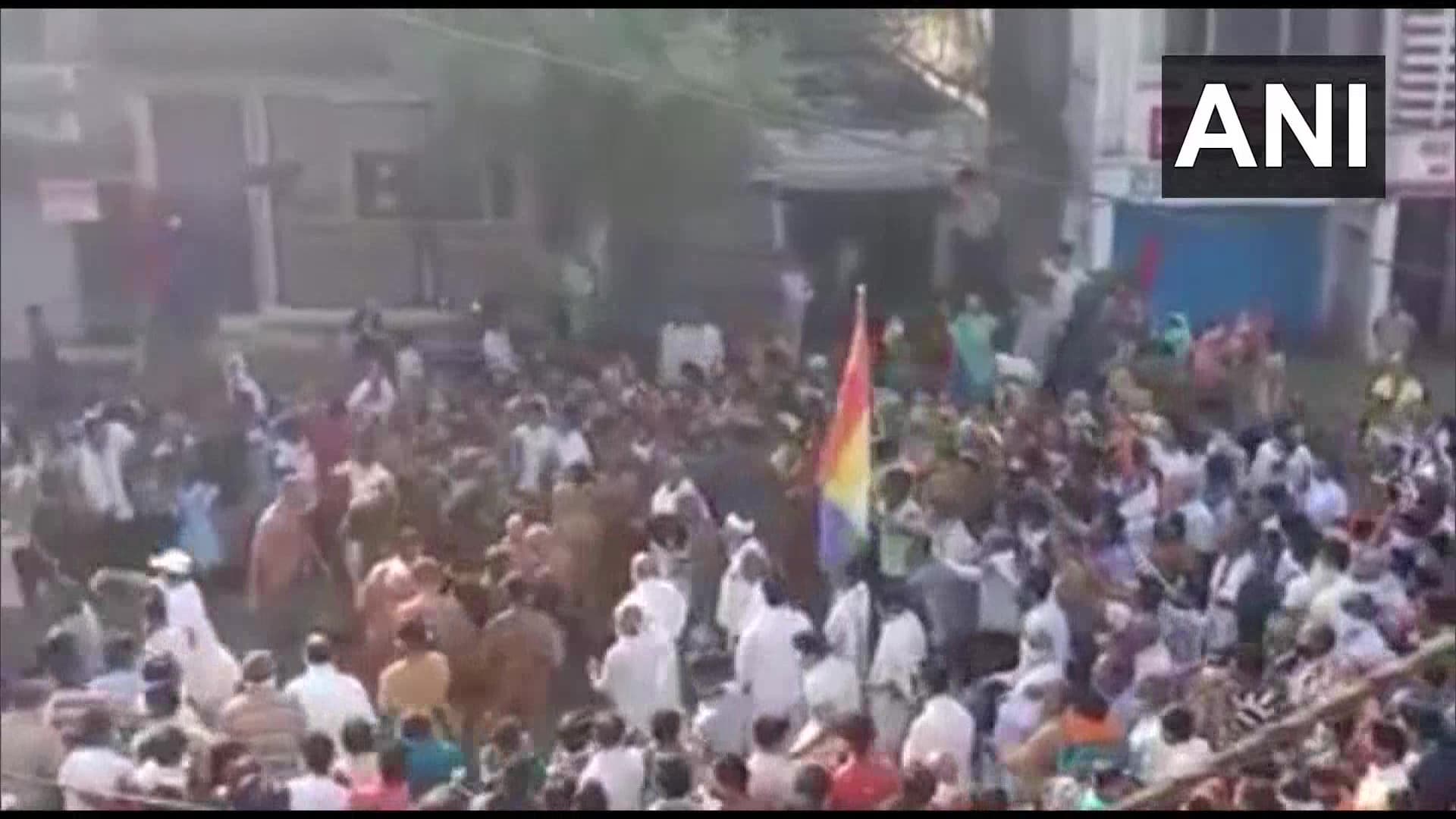 COVID-19 महामारी के बीच जैन संत के स्वागत में उमड़ा जनसैलाब, 155 लोगों के खिलाफ FIR