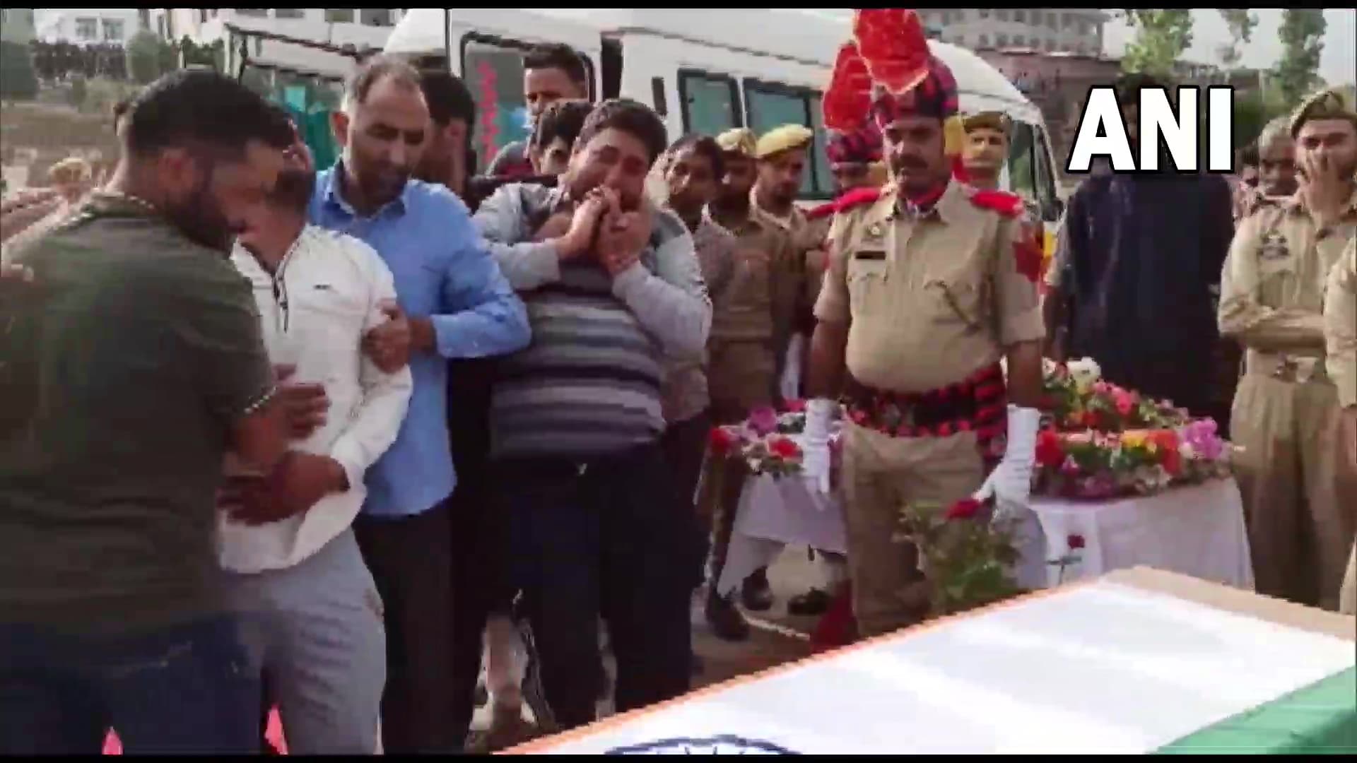 Jammu-Kashmir: पुलवामा में आतंकियों ने पुलिस सब इंस्पेक्टर को मारी गोली, खेत में मिला शव
