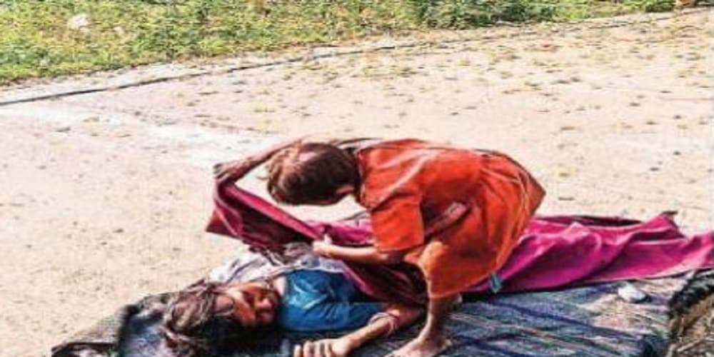 जमशेदपुर: मृत मां को सोया समझ उठाती रही मासूम, एक ही माह में उठा माता-पिता दोनों का साया