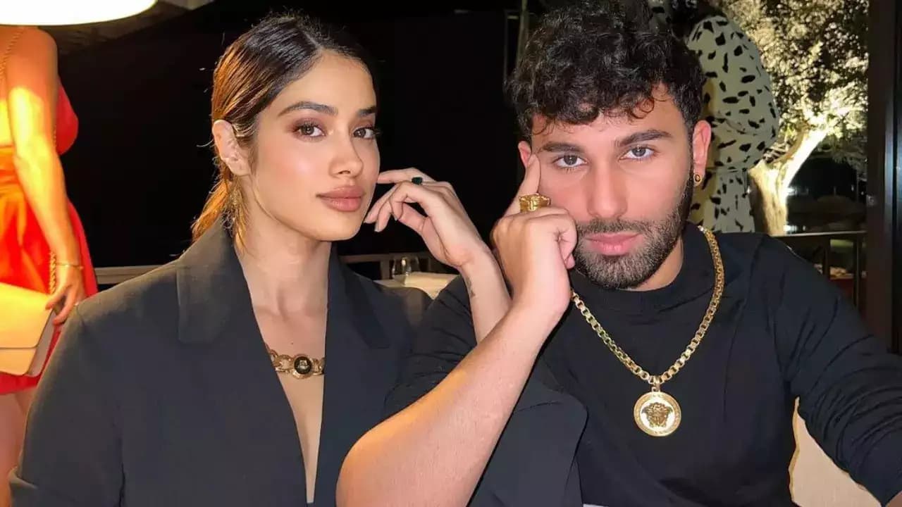 रूमर्ड बॉयफ्रेंड Orhan Awatramani के लिए फोटोग्राफर बनी Janhvi Kapoor, तसवीरें सोशल मीडिया पर हुई वायरल