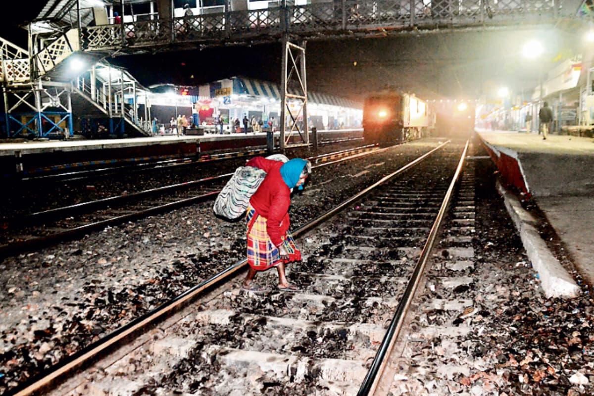 दो माह तक बारिश व धूप में रहने से देवघर में स्थित ज्यादातर विद्यालय के बेंच-डेस्क हो गये खराब