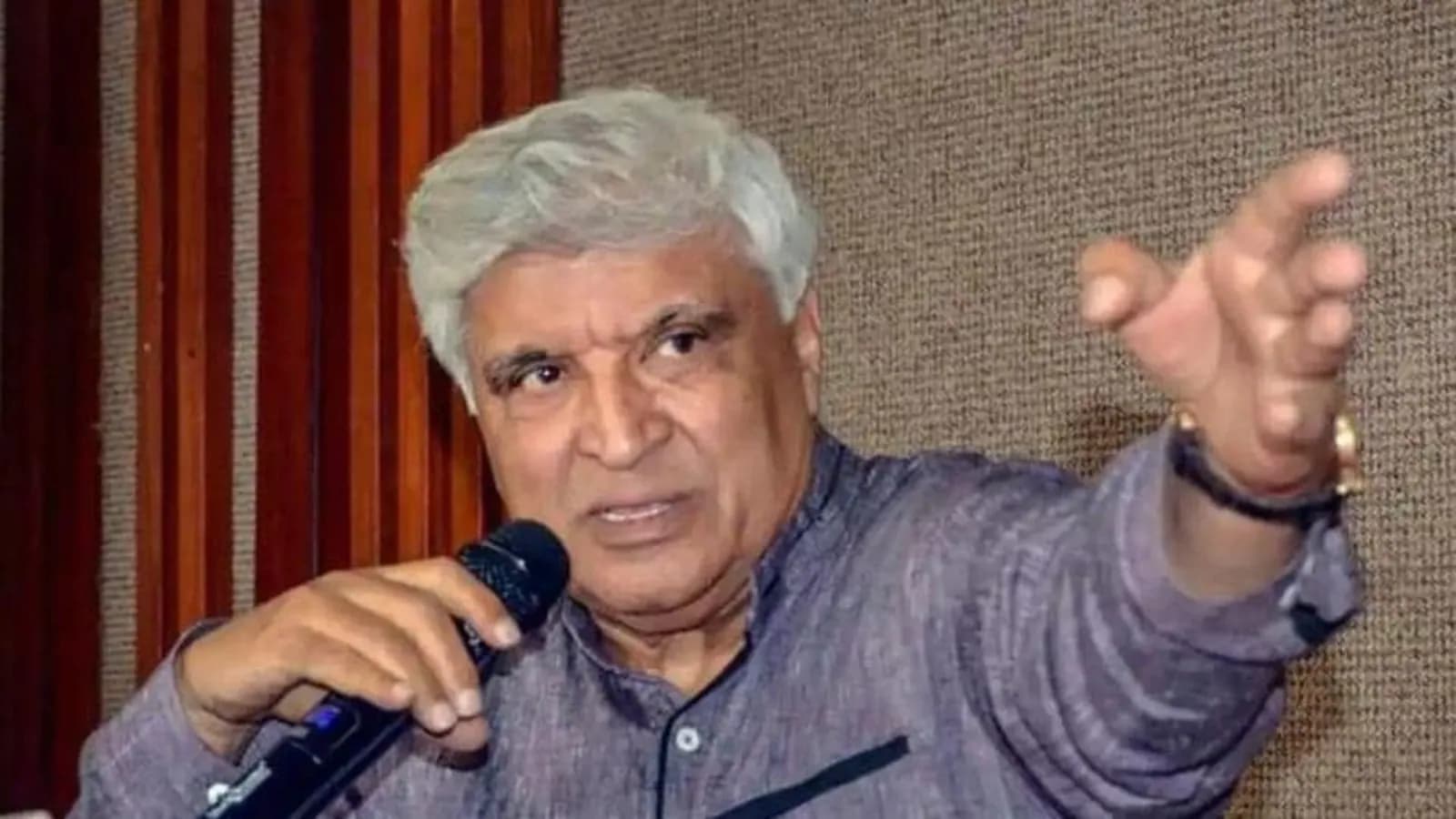 हिजाब विवाद पर जावेद अख्तर का रिएक्शन, बोले- लड़कियों को धमकाने वाले गुंडों से पूछता हूं, ये मर्दानगी है?