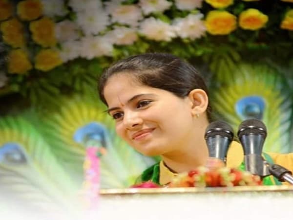 Jaya Kishori Bhajan :जया किशोरी के शिव भजन ” मेरा भोला है जग से निराला ..” पर झूम उठे लोग, देखें क्या हुआ तब ,जब शिवलिंग पर चढ़ गया चोर