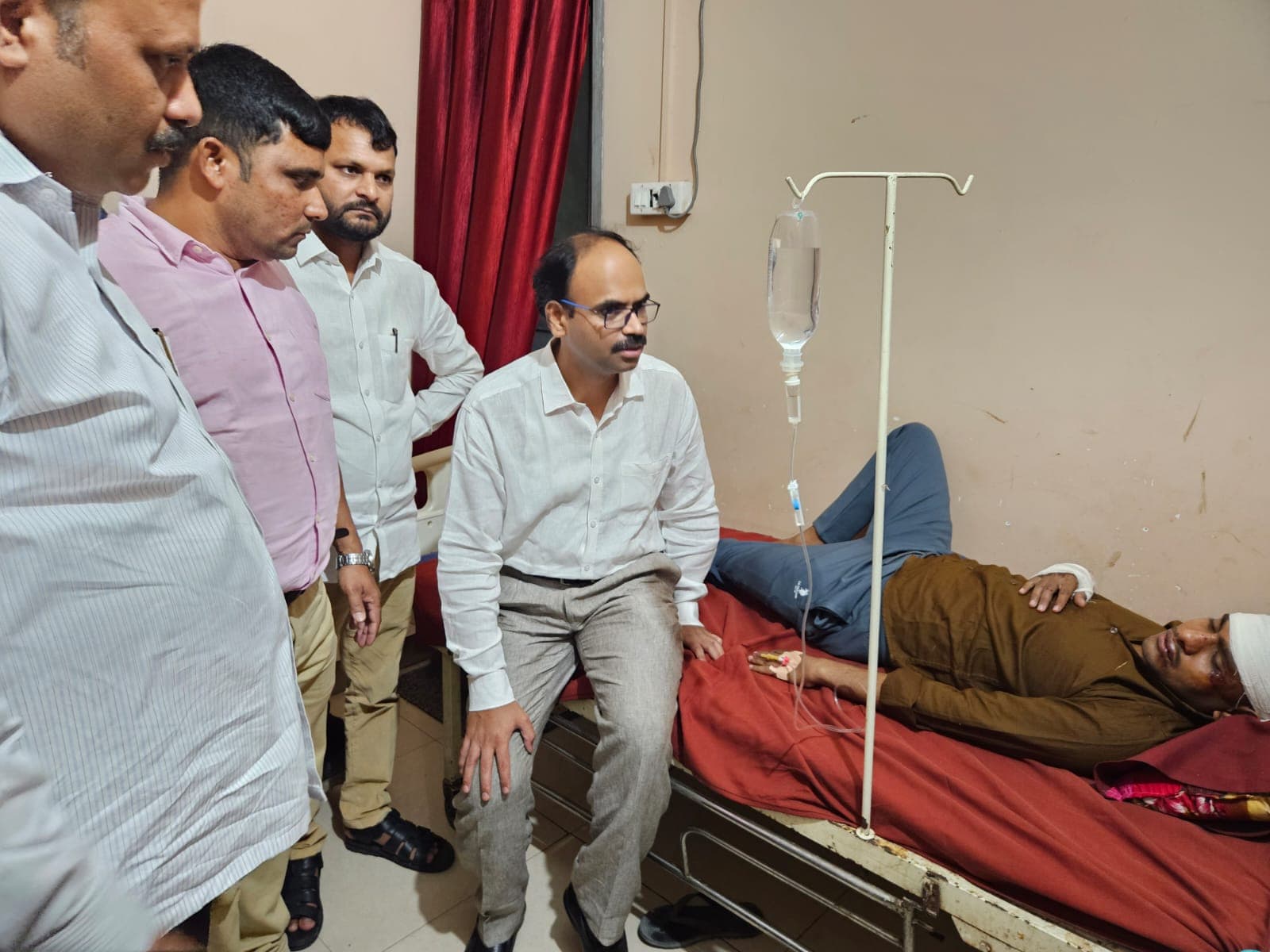 UP: लखनऊ में बिजली चोरी पकड़ने गये जेई का रॉड से सिर फोड़ा, सात टांके लगे UP: लखनऊ में बिजली चोरी पकड़ने गये जेई का रॉड से सिर फोड़ा, सात टांके लगे
