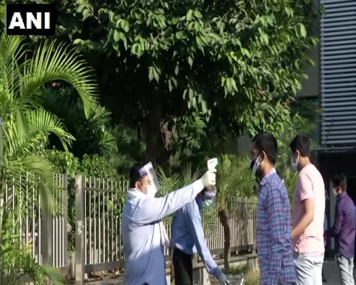 NEET, JEE Exam LIVE : थर्मल चेकिंग, सेंटर पर सेनेटाइजेशन और सोशल डिस्टेंसिंग के बीच देशभर में जेईई की परीक्षा शुरू, देखें वीडियो