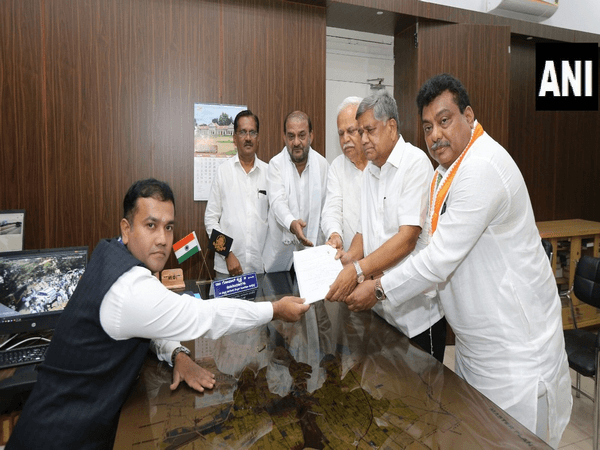 बीजेपी के बागी नेता जगदीश शेट्टार ने हुबली-धारवाड़ सेंट्रल और सिद्धारमैया ने वरुणा से नामांकन दाखिल किया