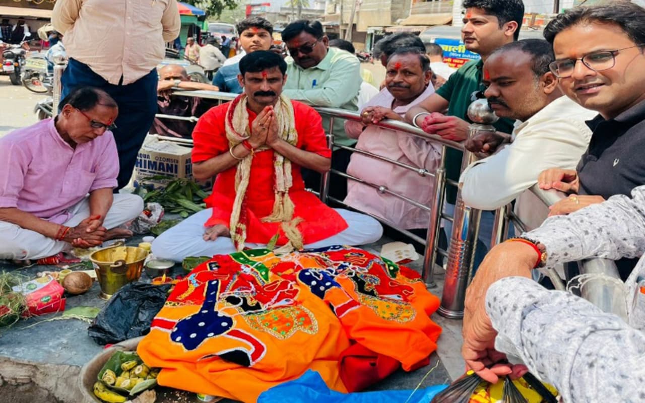 Ram Navami 2023: रामनवमी से पहले गुमला में महावीरी झंडों की हुई पूजा, भक्तिमय हुआ शहर