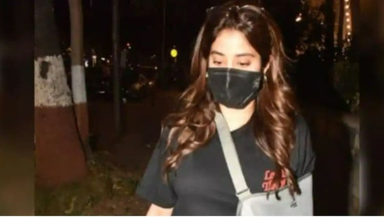 जान्हवी कपूर से लेकर रणबीर तक, स्टाइलिश नहीं कैजुअल आउटफिट में दिखे ये सेलेब्स