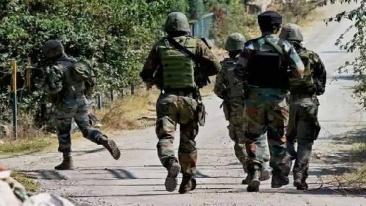 जम्मू-कश्मीर के सोपोर में बड़े हमले की साजिश को सुरक्षाबलों ने किया नाकाम, 2 आतंकियों को मार गिराया जम्मू-कश्मीर के सोपोर में बड़े हमले की साजिश को सुरक्षाबलों ने किया नाकाम, 2 आतंकियों को मार गिराया