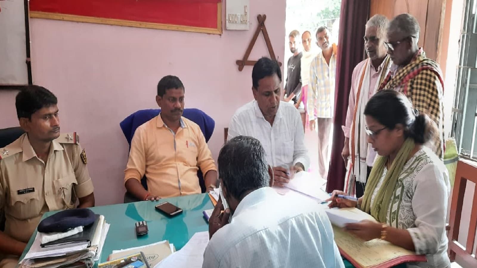 औरंगाबाद में RJD कार्यकर्ता ने चैंबर में घुसकर सीओ को पीटा, जनता दरबार में आरओ पर भी हमला