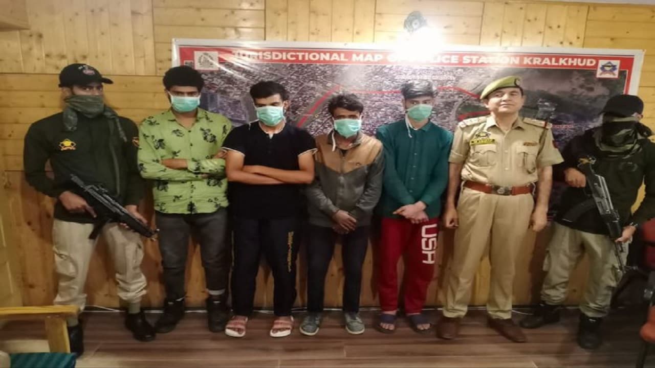 Jammu Kashmir: आतंकवादी बनने जा रहे 5 युवकों को पुलिस ने पकड़ा, पाकिस्तान जाकर ट्रेनिंग लेने की थी तैयारी