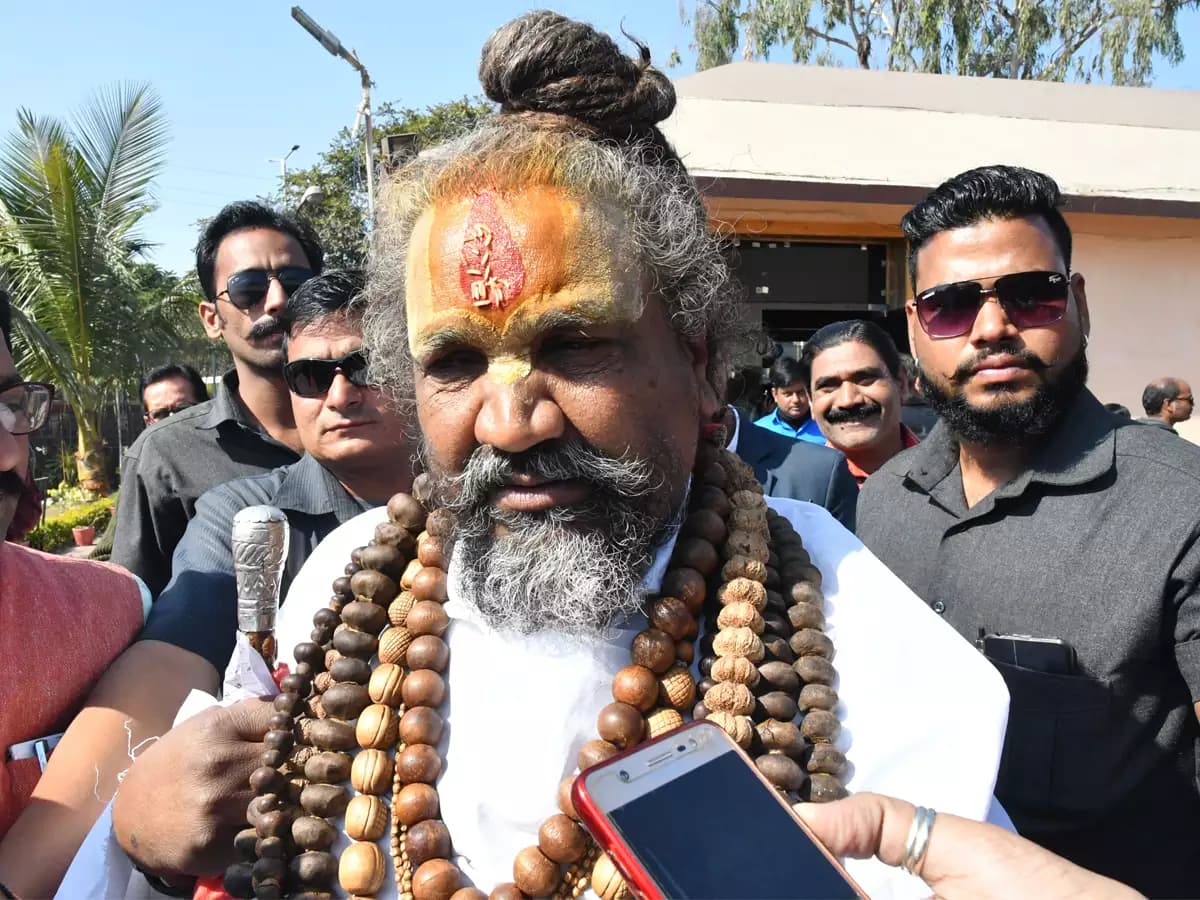 कंप्यूटर बाबा को महंगी गाड़ी देने वाले बदमाश के अवैध निर्माण पर चला बुल्डोजर, जानिए कौन है वो…