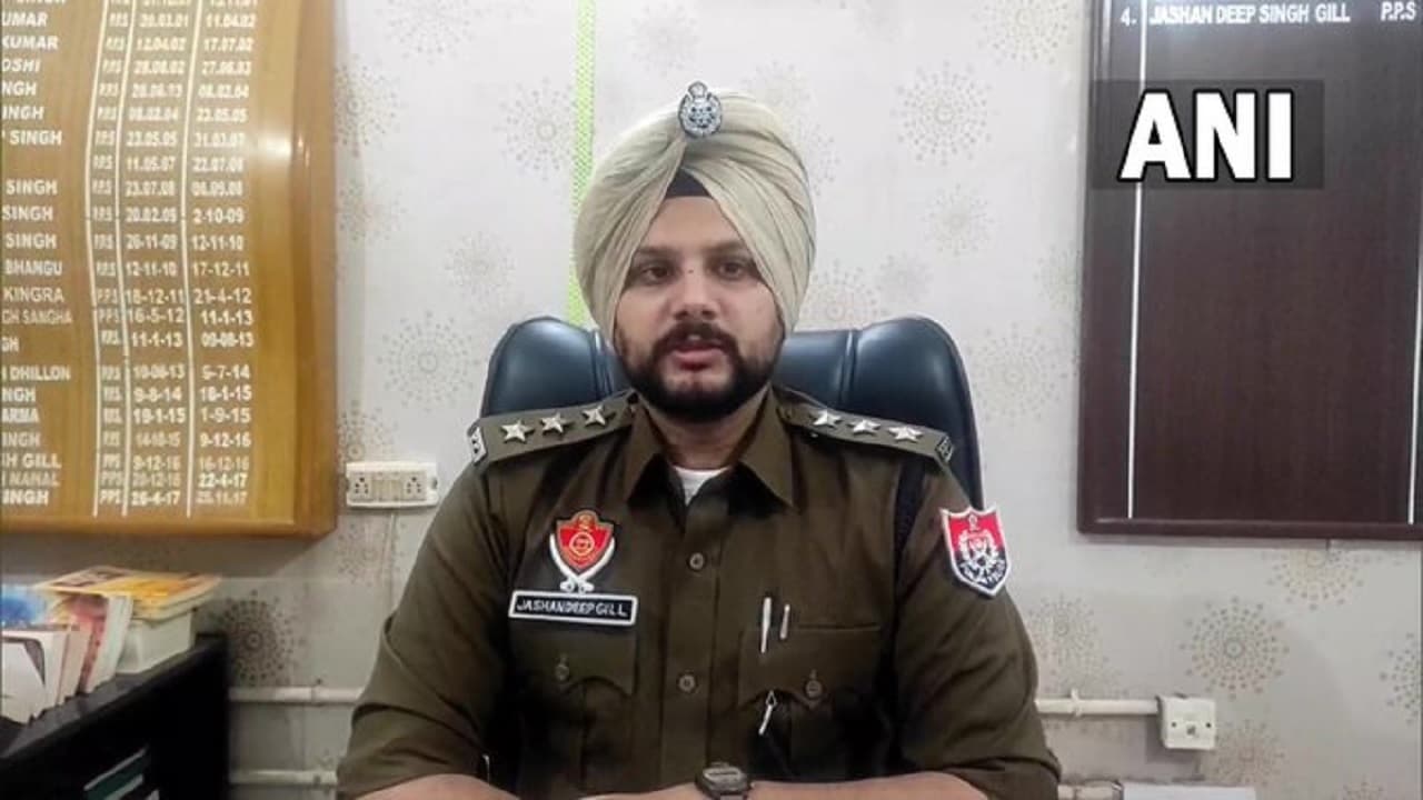 Punjab Chunav 2022: एक्टर सोनू सूद के खिलाफ धारा 188 के तहत केस दर्ज, आचार संहिता उल्लंघन पर हुई कार्रवाई Punjab Chunav 2022: एक्टर सोनू सूद के खिलाफ धारा 188 के तहत केस दर्ज, आचार संहिता उल्लंघन पर हुई कार्रवाई