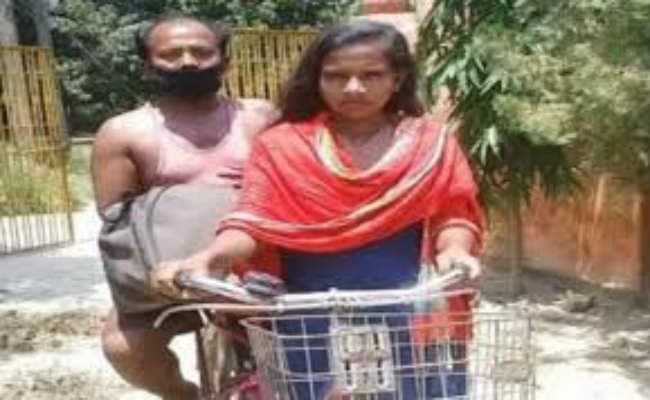 पिता को साइकिल से बिहार लाने वाली ज्योति को डाक विभाग से सम्मान, स्टांप पर छपी तस्वीर पिता को साइकिल से बिहार लाने वाली ज्योति को डाक विभाग से सम्मान, स्टांप पर छपी तस्वीर