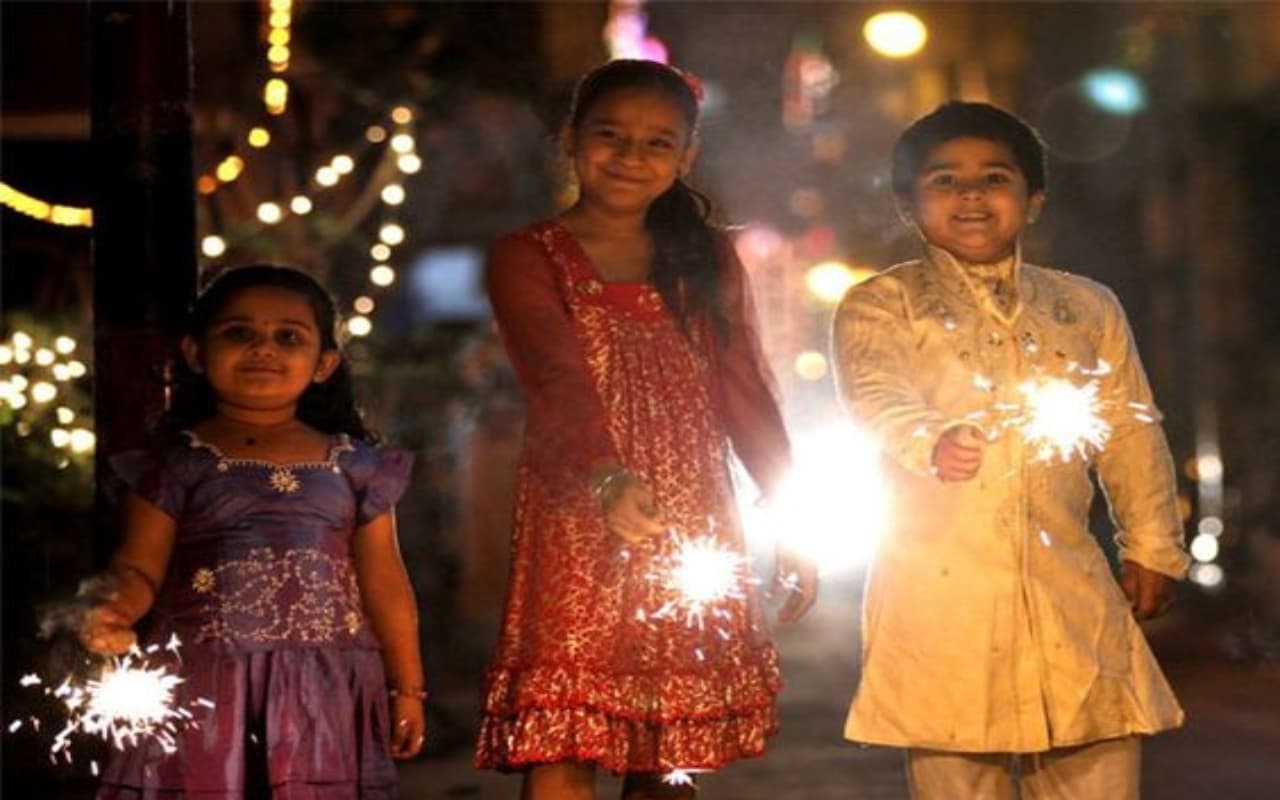 Diwali 2023 Safety Tips: दिवाली पर पटाखे जलाते समय इन 10 बातों का जरूर रखें ख्याल Diwali 2023 Safety Tips: दिवाली पर पटाखे जलाते समय इन 10 बातों का जरूर रखें ख्याल