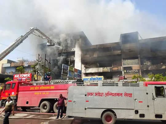 कानपुर अग्निकांड: लखनऊ से आई हाइड्रोलिक दमकल ने बचाई लाज, पान की गुमटी लगाने वाला लापता दुकानदार का मिला शव कानपुर अग्निकांड: लखनऊ से आई हाइड्रोलिक दमकल ने बचाई लाज, पान की गुमटी लगाने वाला लापता दुकानदार का मिला शव