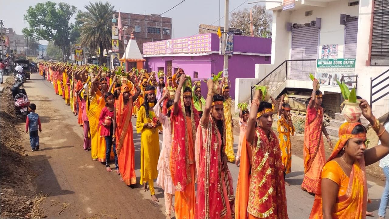 Jharkhand News: 24 कुंडीय विराट गायत्री महायज्ञ आज से शुरू, ढोल-नगाड़े के साथ निकली भव्य कलश यात्रा