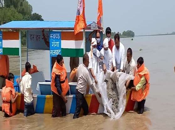 Kalyan Singh की अस्थियां वैदिक मंत्रोच्चार के साथ गंगा में विसर्जित, पिता को याद कर भावुक हुए सांसद राजवीर