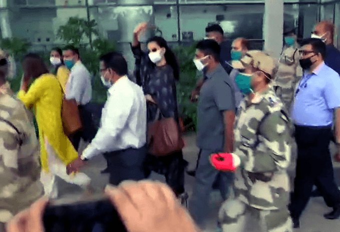kangana Ranaut: मुंबई से मनाली के लिए रवाना हुईं कंगना रनौत, Pok वाली बात फिर दोहरायी, कहा- इस बार मैं बच गई…