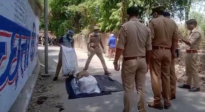 कानपुर: पुलिस आयुक्त आवास के पास तीन बोरों में मिला युवक का शव, शिनाख्त में जुटी पुलिस, थानों से मांगी जानकारी कानपुर: पुलिस आयुक्त आवास के पास तीन बोरों में मिला युवक का शव, शिनाख्त में जुटी पुलिस, थानों से मांगी जानकारी