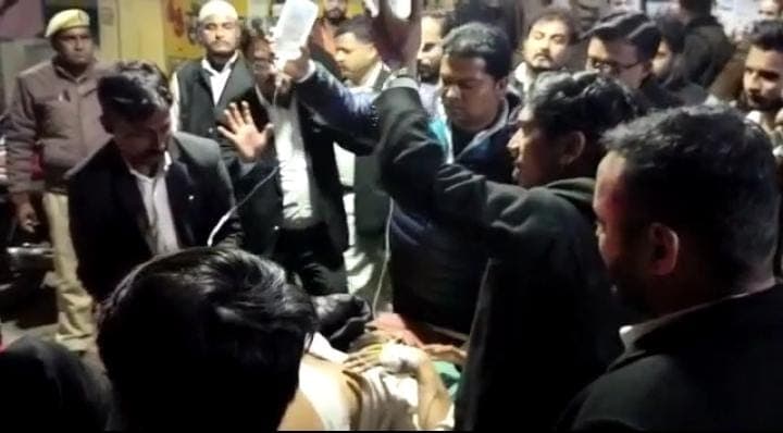 Kanpur News: कानपुर बार एसोसिएशन के चुनाव में फायरिंग, गोली लगने से अधिवक्ता की मौत, जांच में जुटी पुलिस Kanpur News: कानपुर बार एसोसिएशन के चुनाव में फायरिंग, गोली लगने से अधिवक्ता की मौत, जांच में जुटी पुलिस