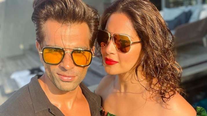 Bipasha Basu ने अपने जन्मदिन पर पति करण सिंह को किया KISS, झूमती- नाचती दिखी बर्थडे गर्ल, VIDEO