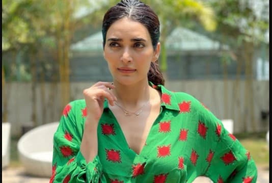 Karishma Tanna ने दिया व्हाइट ड्रेस में कराया बोल्ड फोटोशूट, लाइक्स की हुई बौछार
