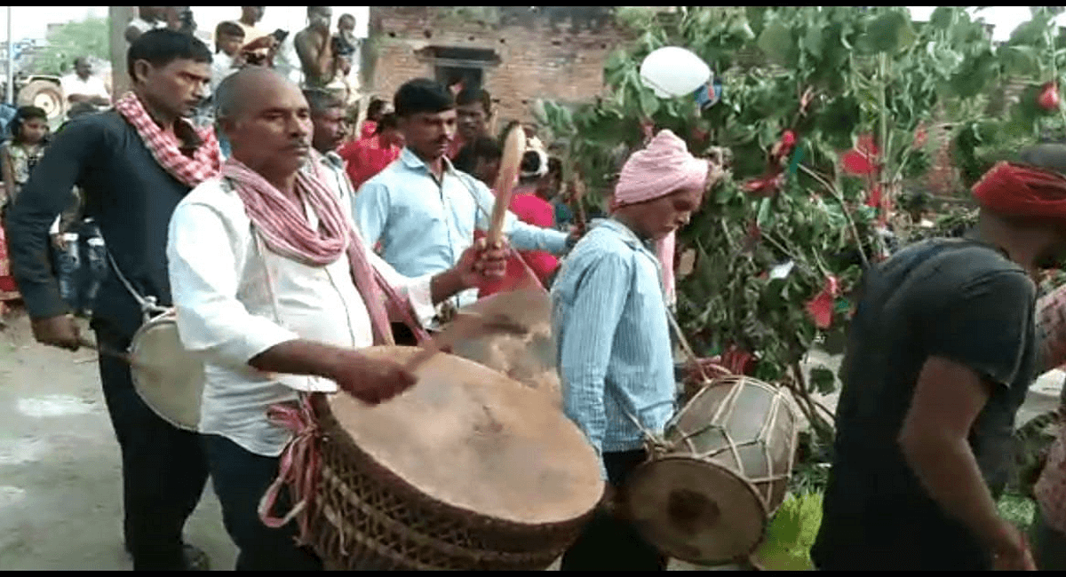 करमा पूजा पर ढोल, नगाड़े व मांदर की थाप से गूंजते रहे अखाड��े, नाचती-गाती महिलाओं ने करम डाल को किया विसर्जित