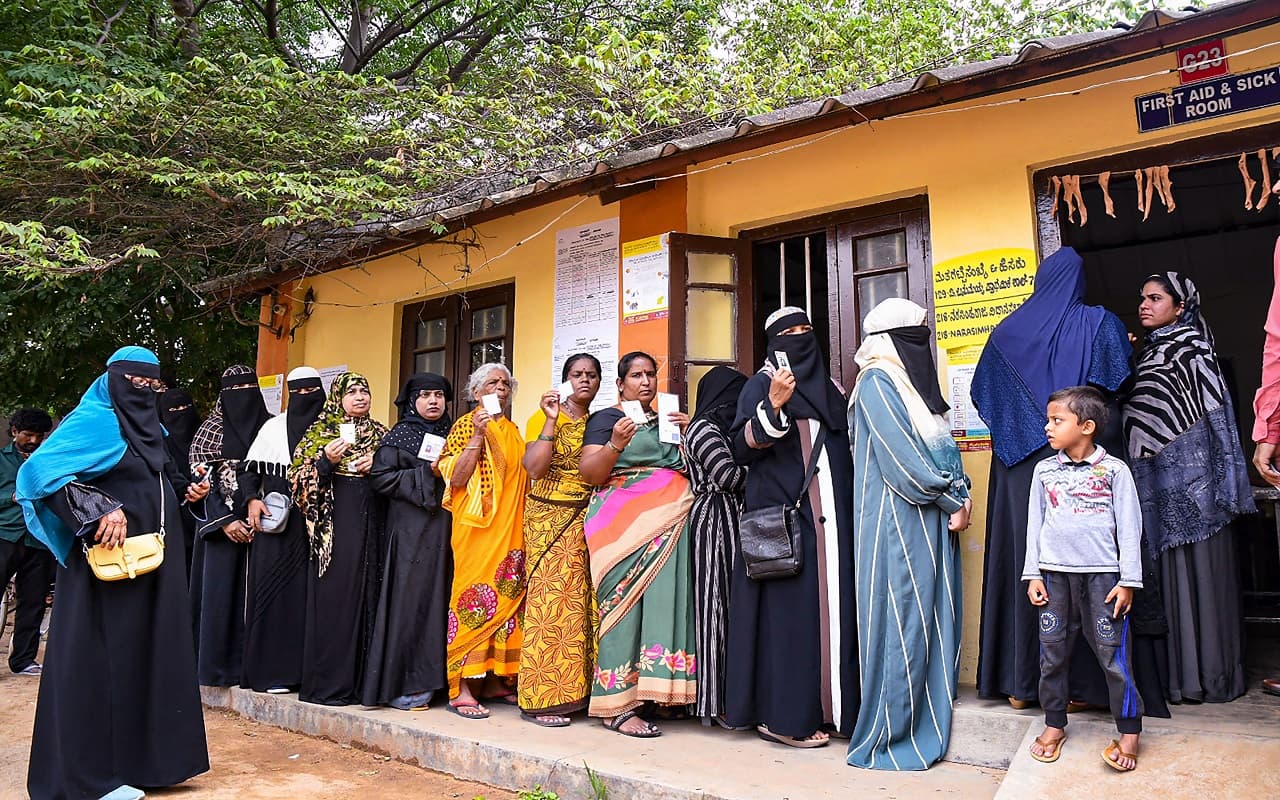 Karnataka Election 2023: बल्लारी के मतदान केंद्र पर महिला ने बच्चे को दिया जन्म