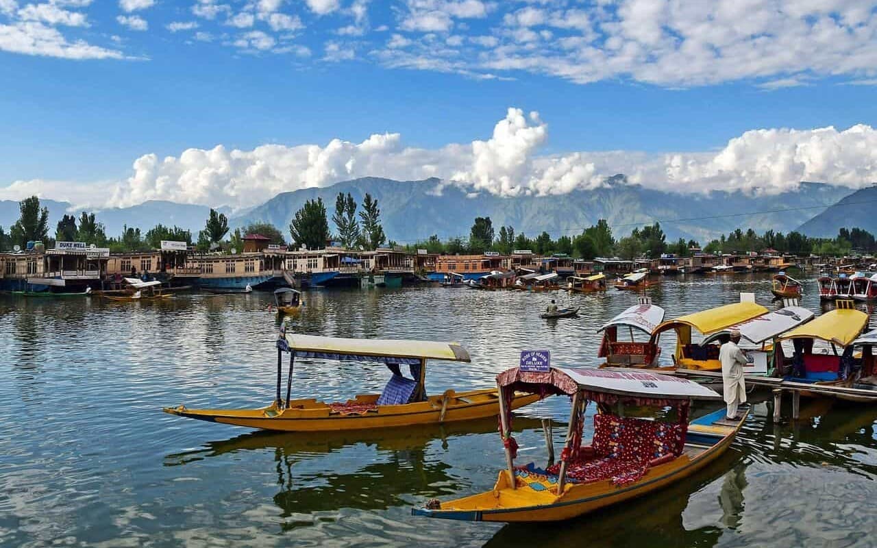 जम्मू और कश्मीर में पर्यटकों की सुविधा के लिए हेल्पलाइन नंबर होगा जारी, सचिव ने की घोषणा