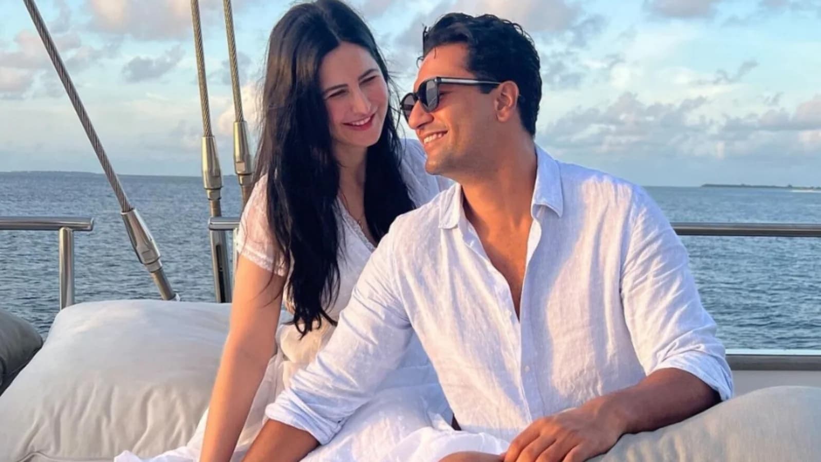 Vicky Katrina Photo: विक्की कौशल-कैटरीना कैफ की तसवीर वायरल, एक्टर को प्यार से निहारती दिखी एक्ट्रेस