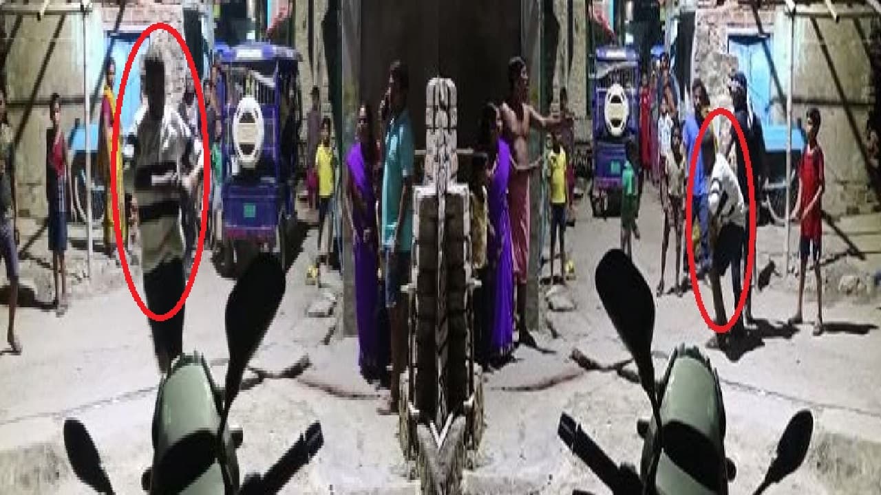 Bihar Video: भागलपुर में घर पर चढ़कर कट्टा लहराते बेखौफ बदमाश, लोगों ने पकड़कर कर दी धुनाई