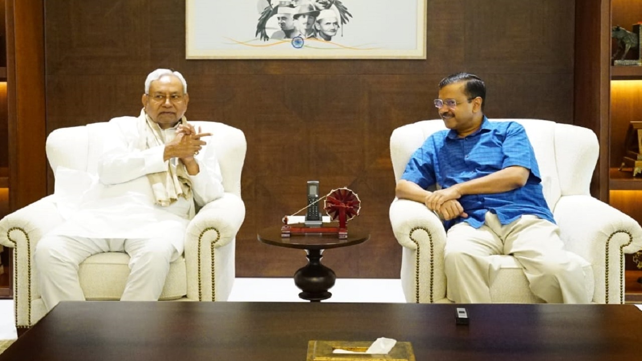 दिल्ली सीएम अरविंद केजरीवाल से नीतीश कुमार ने की मुलाकात, बिहार के डिप्टी सीएम तेजस्वी यादव भी गए साथ