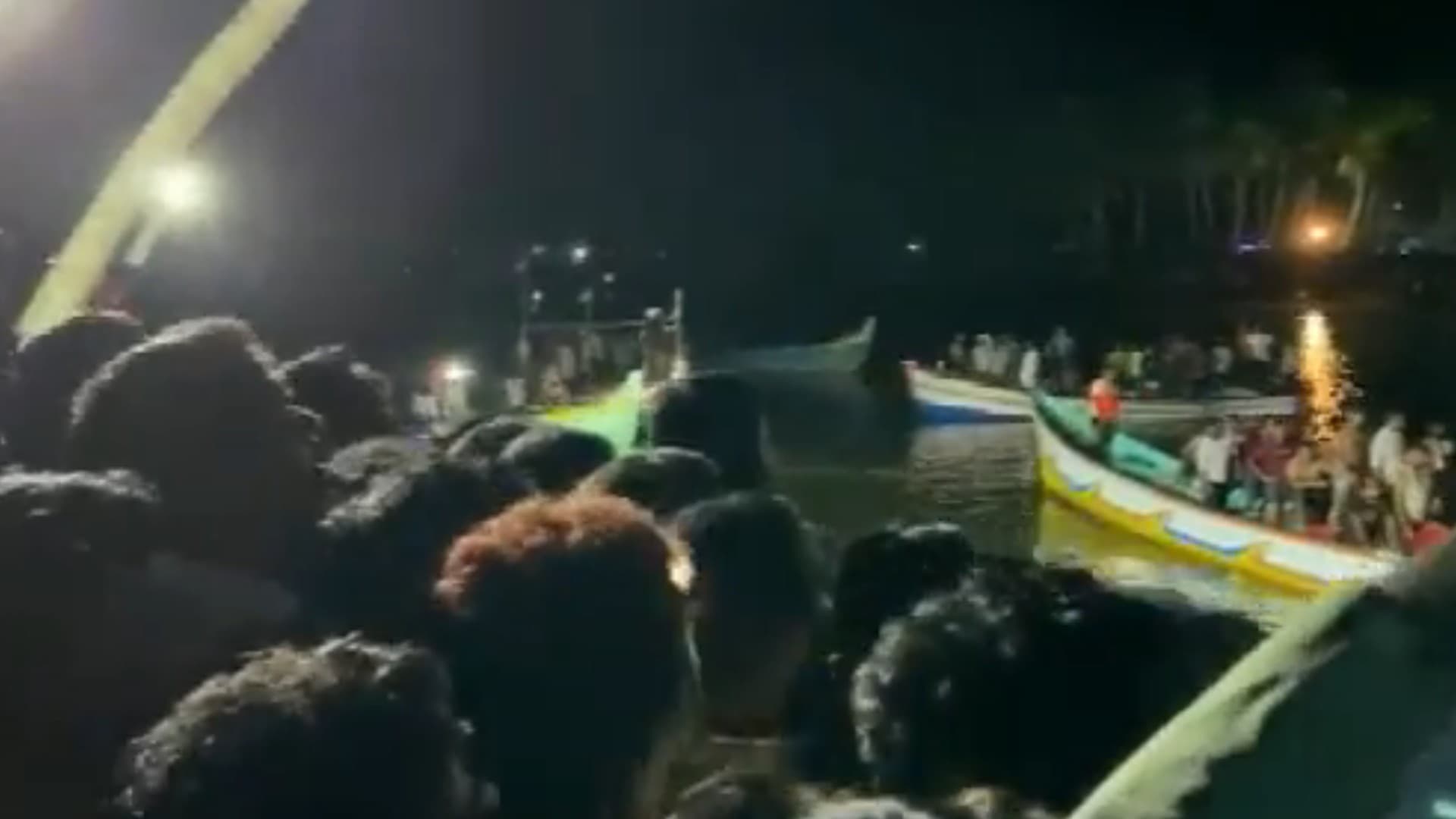 केरल में ‘हाउसबोट’ पलटने से 21 लोगों की मौत, अंधेरे में चल रही थी नाव और…