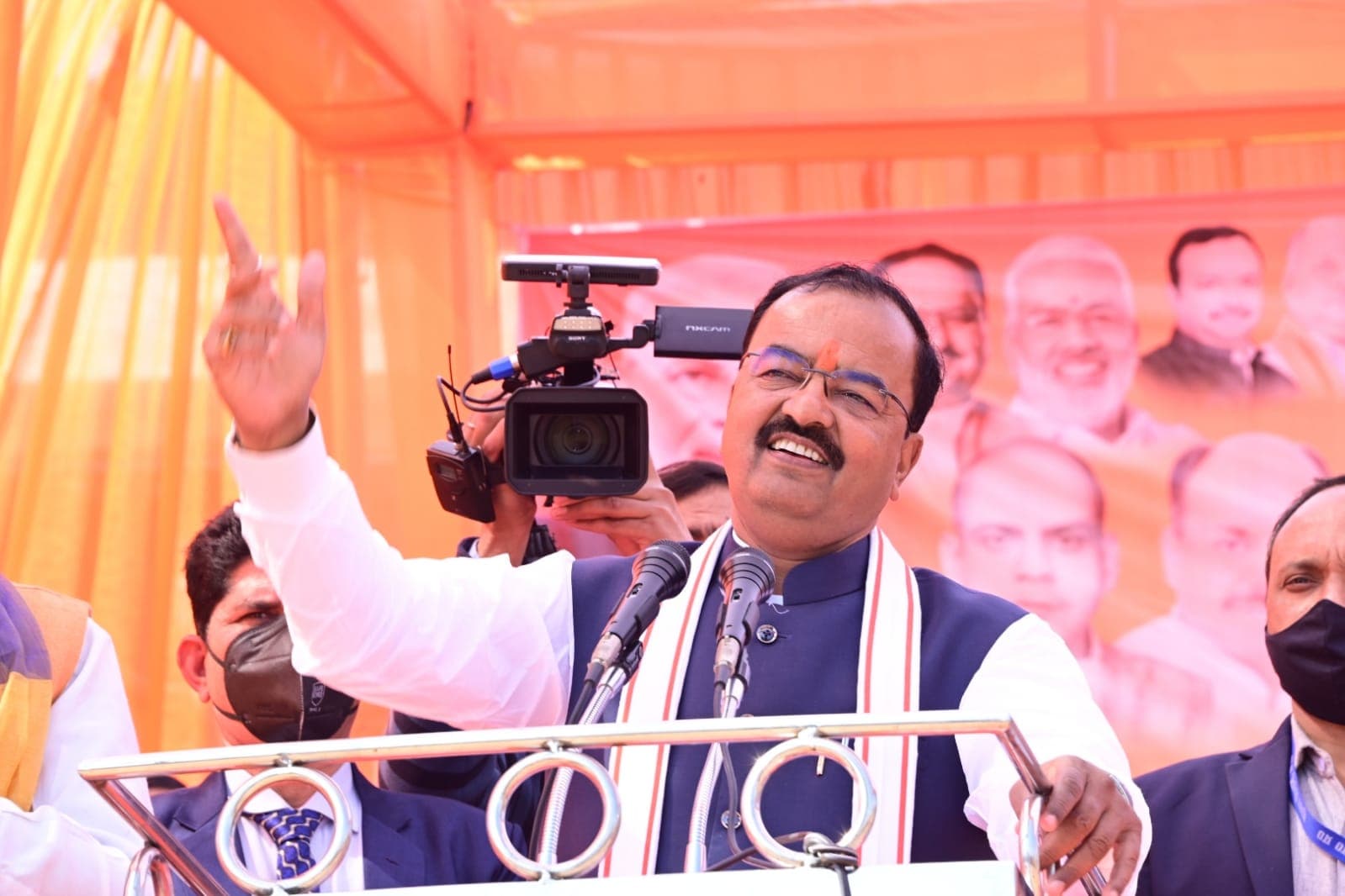 बिहार के छपरा जिले में डिप्टी सीएम केशव प्रसाद मौर्य के काफिले पर पथराव, एक युवक हिरासत में