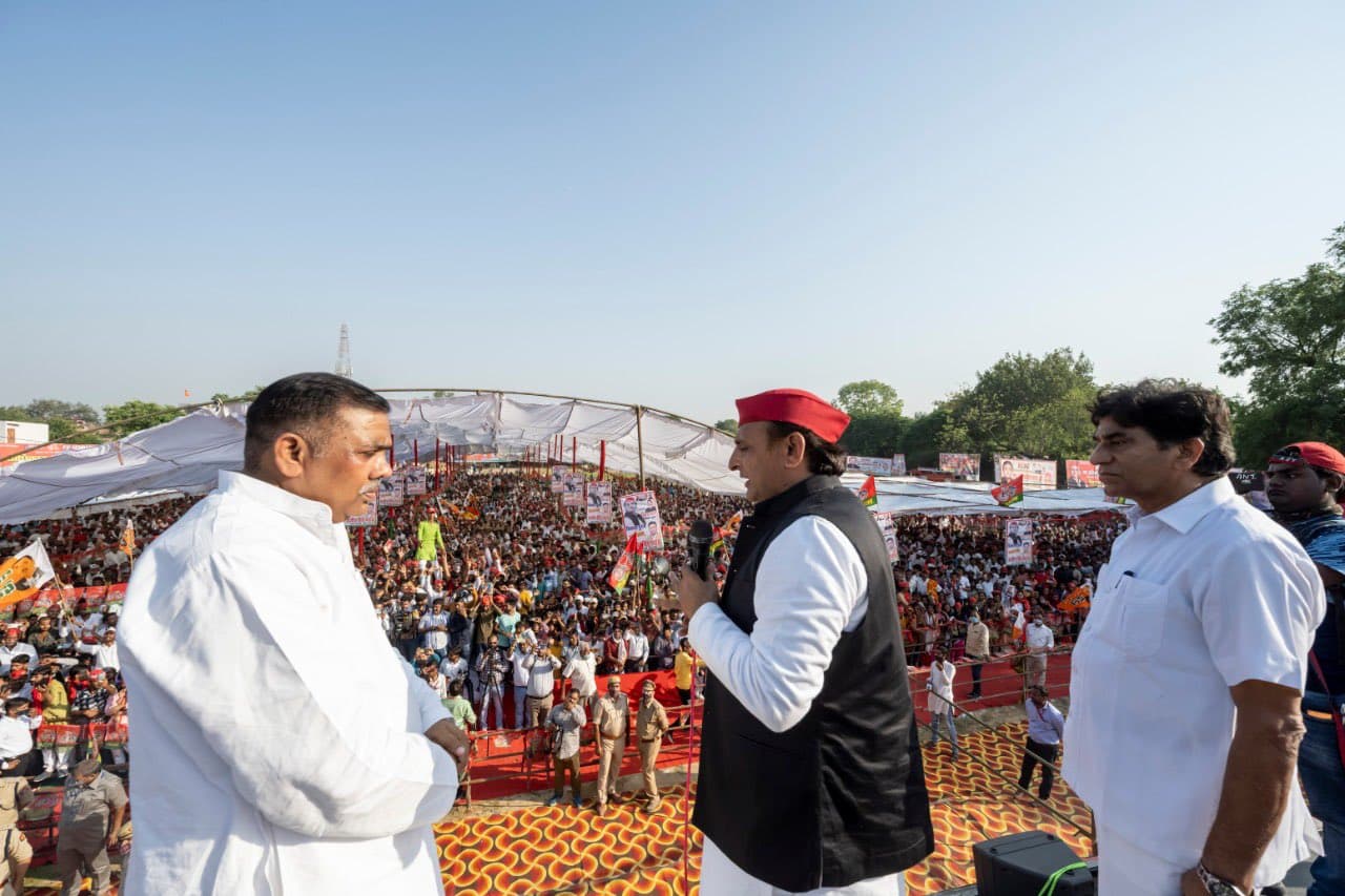 UP: सपा सुप्रीमो अख‍िलेश यादव का महान दल से टूटा मन, तोहफे में दी फॉर्च्‍यूनर कार ली वाप‍िस