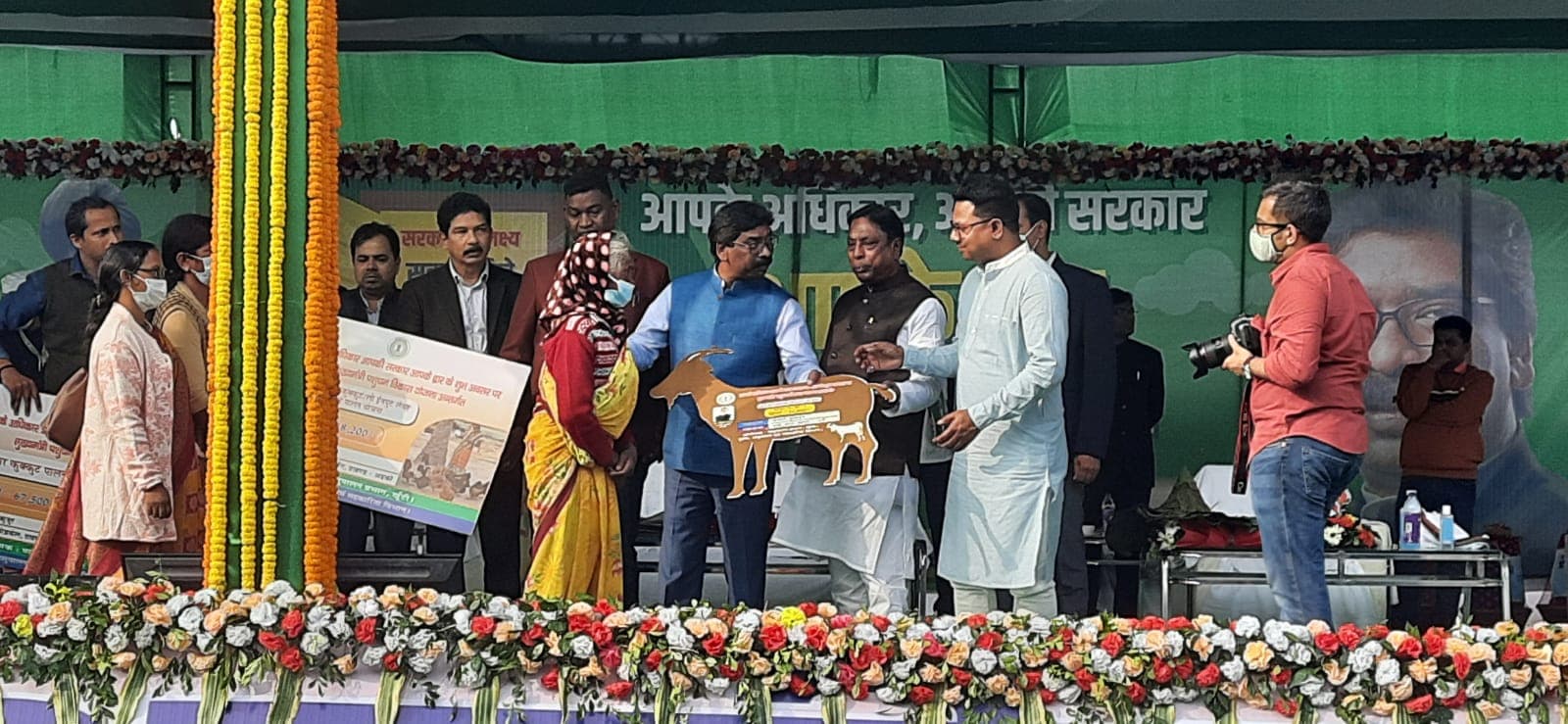 झारखंड स्थापना दिवस पर उलिहातू पहुंचे सीएम हेमंत सोरेन ने की घोषणा, अब परित्यक्त महिलाओं को भी मिलेगी पेंशन
