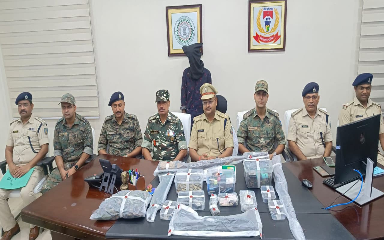 झारखंड : इनामी नक्सली सुखराम गुड़िया की गिरफ्तारी से PLFI को लगा बड़ा झटका, दिनेश गोप का हथियार भी बरामद