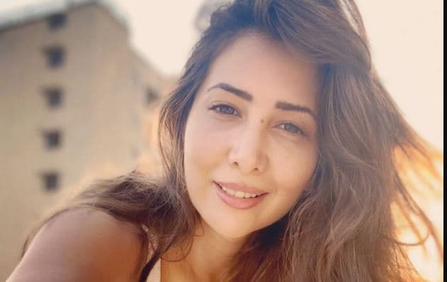 Kim Sharma ने पोल डांस करते हुए वीडियो किया शेयर, युवराज सिंह ने कर दिया ट्रोल