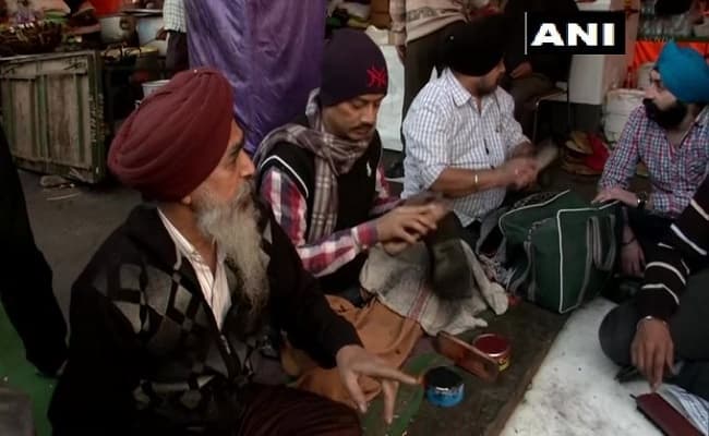 Farmers Protest : गाजीपुर बॉर्डर पर कुछ लोग प्रदर्शन कर रहे किसानों के फ्री में पॉलिश कर रहे जूते