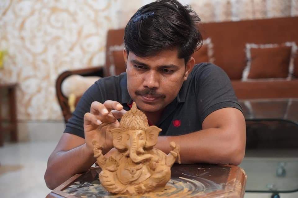 Ganesh Chaturthi 2020 : गणेश चतुर्थी पर कोडरमा के उपायुक्त ने बनायी इको फ्रेंडली गणेश प्रतिमा, कलाकारी की चर्चा हर जुबान पर