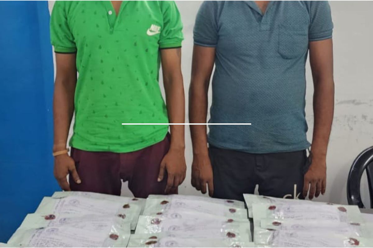 बंगाल एसटीएफ ने दो करोड़ की हेरोइन के साथ दो सप्लायरों को दबोचा बंगाल एसटीएफ ने दो करोड़ की हेरोइन के साथ दो सप्लायरों को दबोचा