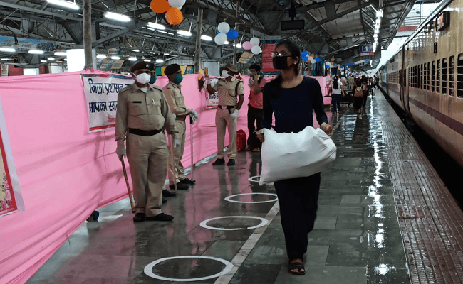 Corona के बढ़ते मामलों के बीच हजारों प्रवासियों को लेकर आज मुंबई से रांची आयेगी स्पेशल ट्रेन, प्रशासन ने कसी कमर