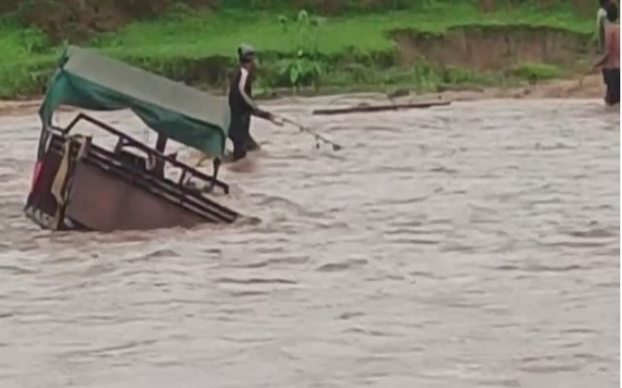 VIDEO: गुमला में उफनायी कोयल नदी, तेज धारा में फंस गये दो लोग, फिर देखें क्या हुआ…